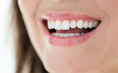 为什么牙齿有牙斑「为什么牙齿会有黑牙斑」