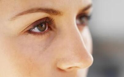 隆鼻会出现哪些危害_玻尿酸隆鼻后眼距太近的后果与应对