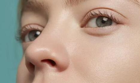 鼻综合两个星期化妆可以吗_鼻综合做完多久可以戴框架