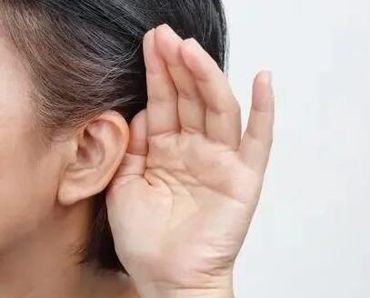 耳软骨损伤：什么样的症状和治疗行为应该采取？_耳软骨隆鼻引流管拔除：有哪些风险需要注意？