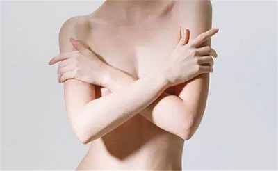 哺乳后胸部严重下垂_年纪大了胸部下垂