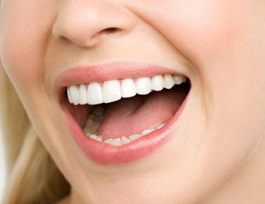 烤瓷牙美白牙齿_过氧化脲美白牙齿副作用