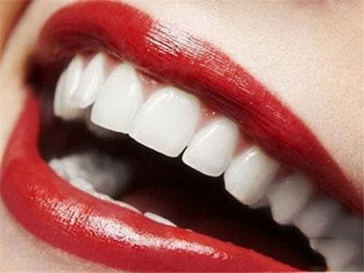 拔牙几天可以正常刷牙_拔牙后长了白色的东西