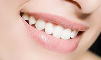 牙齿蛀牙严重图(牙齿上面有黑线是不是蛀牙很严重)