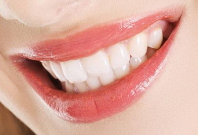 牙齿黑渍是什么原因造成的(老人牙齿黑了是什么原因)