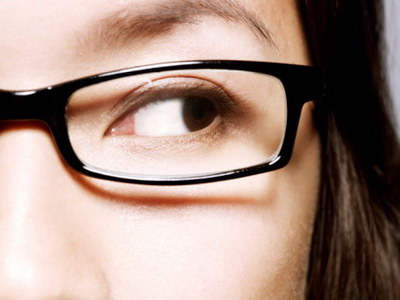 眼睛下面眼袋部位肿是什么原因(眼袋肿胀原因及对策)